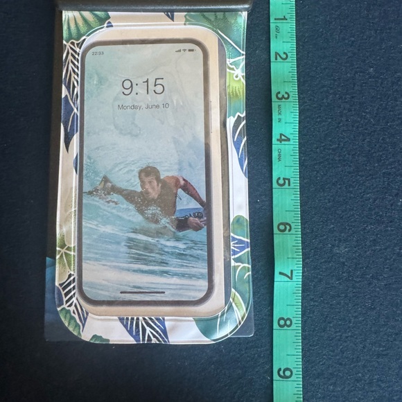 Hurley Blue &green tropical Waterproof Phone Case
W/ removable lanyard:cute/safe - Picture 3 of 9